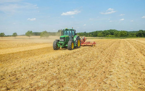 semis direct d’un couvert dans des chaumes