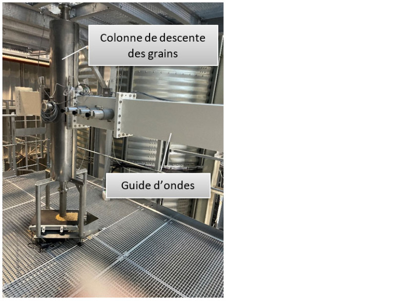 Colonne d’application micro-ondes de SAIREM intégrée à la tour d’essai d’ARVALIS.