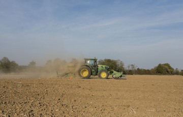 Tracteur en train de semer du blé