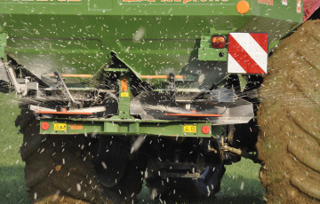 Épandeur d’azote dans une parcelle de blé en Rhône-Alpes