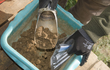 Prélèvement de terre pour analyse, les carottes émiettées sont mises en sachet pour analyser les RSH 2026, en Bretagne
