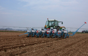 Semis de maïs, 8 rangs, plaine de l'Ain, en avril 2026 