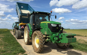Chargement engrais azoté dans un épandeur en avril 2026 en Poitou-Charentes