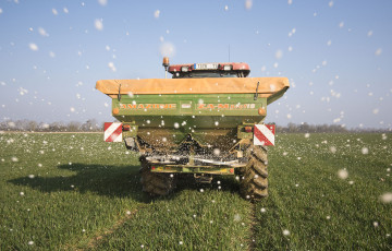 Les disques propulsent les granulés d'azote, parcelle de céréales dans le Sud-Ouest