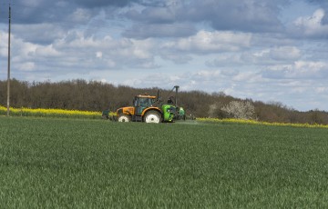 Pulvérisateur dans une parcelle de blé tendre en Hauts de France en 2024