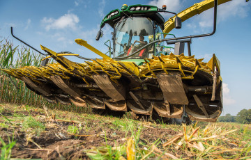 Une ensileuse au champ pour la récolte du maïs ensilage  en 2025 en Ile de France