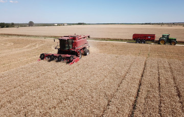 Moissonneuse vue du ciel en juillet 2026 en Île-de-France