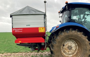 Epandeur d’engrais azoté dans une parcelle de blé en avril 2024 en Poitou-Charentes