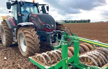 Combiné de semis de blé tendre, dans une parcelle en Dordogne