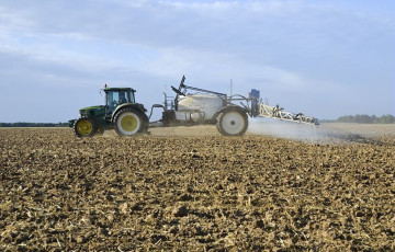 Traitement herbicide après les semis de blé en Bretagne en 2025