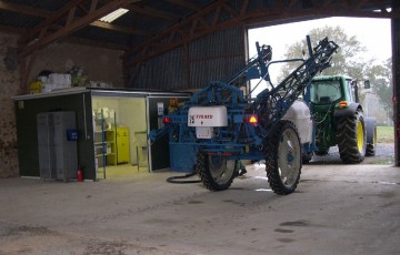 aire de remplissage du pulvérisateur sous un hangar avant désherbage des céréales à l’automne 2023 en Pays de la Loire