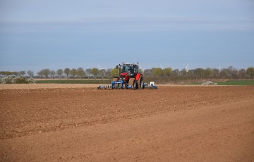 Préparation du sol avant un semis de lin fibre en mars 2023 en Normandie