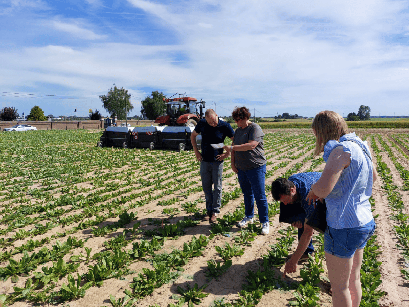 Partenaires du projet AgRoboConnect devant le robot autonome ARA de l’entreprise Ecorobotix @Inagro