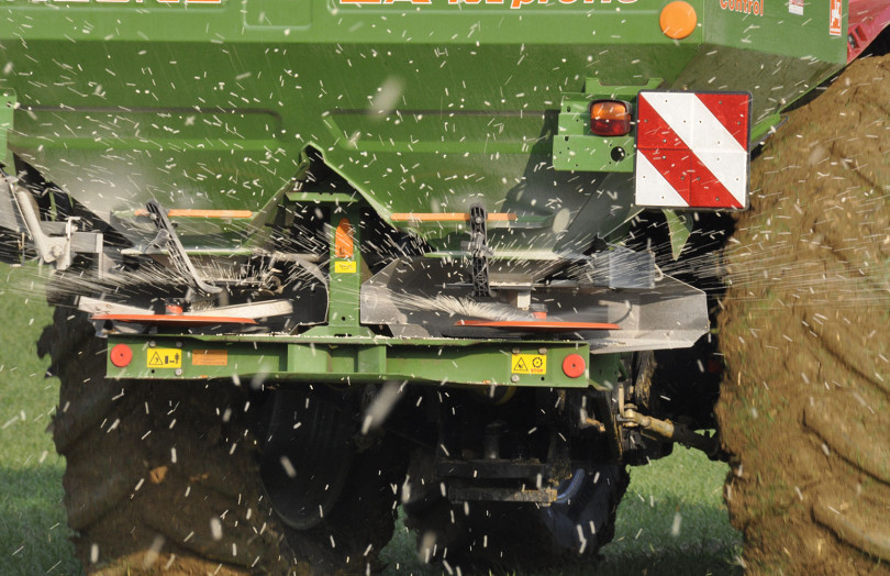 Épandeur d’azote dans une parcelle de blé en Rhône-Alpes