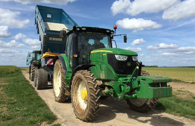 Chargement engrais azoté dans un épandeur en avril 2026 en Poitou-Charentes