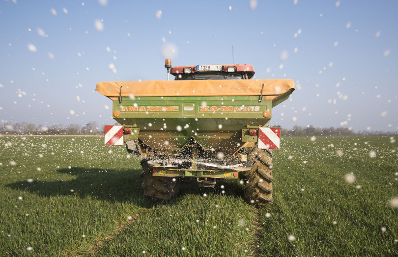 Les disques propulsent les granulés d'azote, parcelle de céréales dans le Sud-Ouest