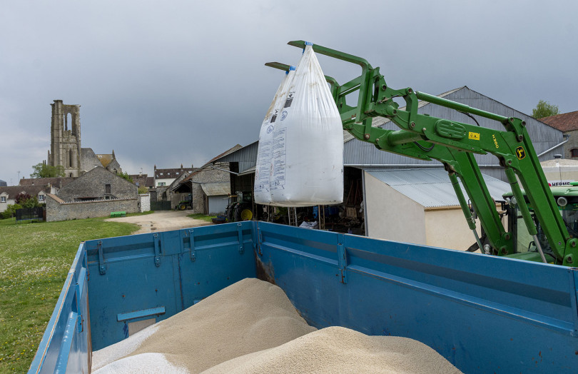 Versement des big bag d'engrais dans une benne par un tracteur, pour préparer les apports d’azote 2026 en Champagne-Ardenne