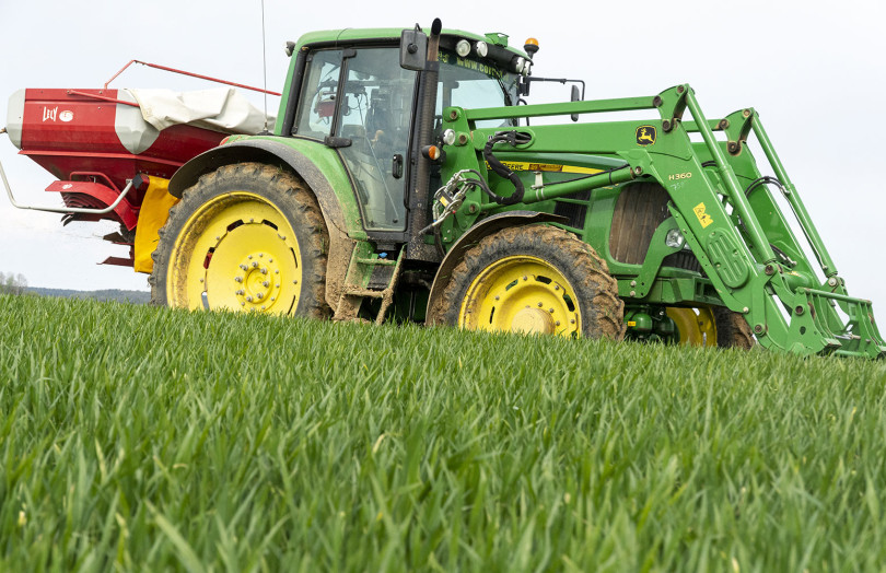 Un distributeur d'engrais épand de l'azote sur du blé en 2026, en Normandie