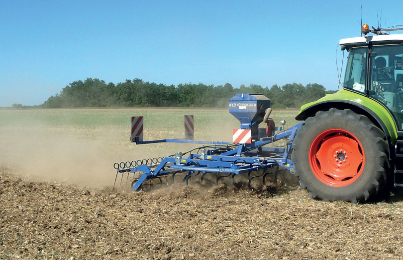 Passage de déchaumeur pendant l’interculture céréales en Normandie
