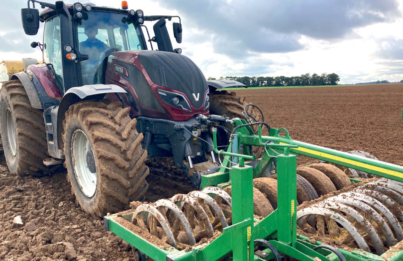 Combiné de semis de blé tendre, dans une parcelle en Dordogne
