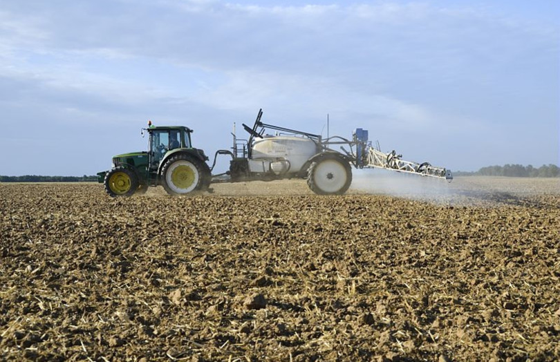 Traitement herbicide après les semis de blé en Bretagne en 2025