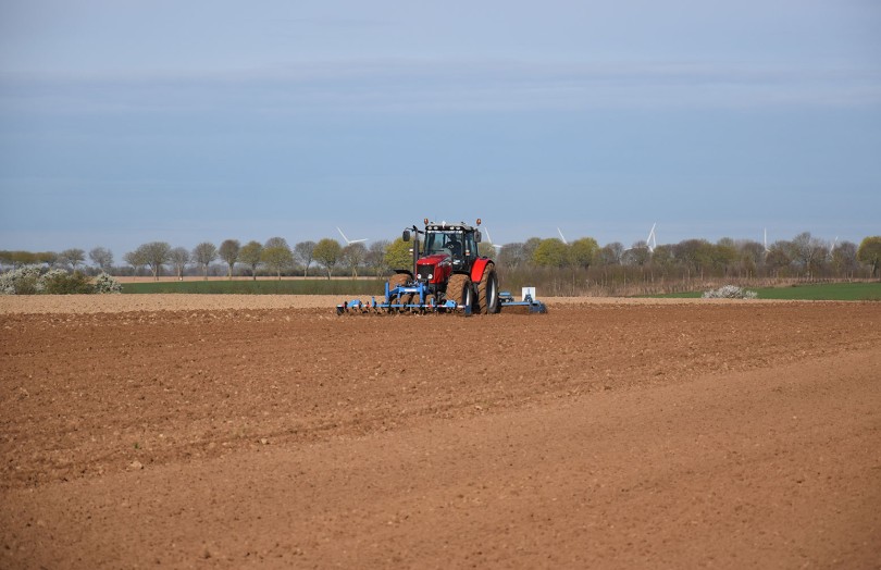 Préparation du sol avant un semis de lin fibre en mars 2023 en Normandie