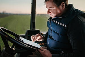 Agriculteur lisant une information sur iPad